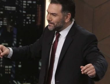 «Κόκκαλο» ο Γρηγόρης Αρναούτογλου με τη φάρσα της Ζέτας Θεοδωροπούλου (βίντεο)